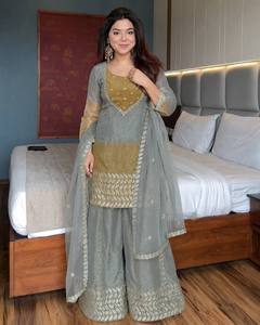 Costume Anarkali traditionnel indien pakistanais pour femmes en rayonne avec dupatta, gris et broderies dorées, longueur midi, coupe classique, décontracté - Product Image 3