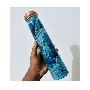Botella de agua azul cobre con estampado floral premium, perfecta para regalos festivos y ocasiones especiales, para servir agua. - Product Image 4