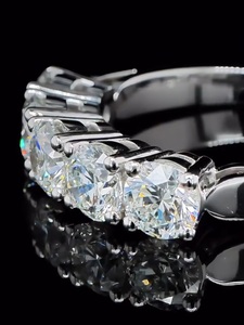 Bague de fiançailles et alliance en or blanc 14 carats avec cinq diamants de laboratoire ronds de 4 carats sertis à griffes - Product Image 3