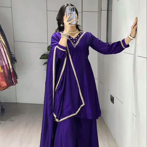 Ensemble Kurti brodé élégant avec pantalon palazzo et dupatta pour fêtes et mariages - Product Image 1