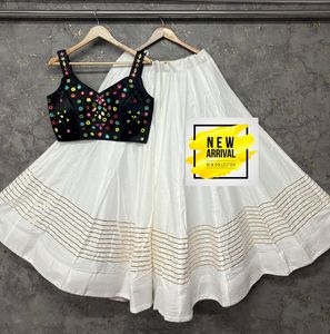 Conjunto de Chaniya Choli de Rayón y Algodón Premium con Blusa con Trabajo Manual de Espejos, Ropa Étnica Festiva para Navratri para Mujer - Product Image 2