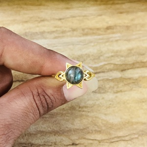 Nouvelle Collection : Bague Étoile Céleste en Labradorite, Bijou Bohème en Laiton Plaqué Or 18K pour Femme, Bague Délicate Étoile Tendance, Vente en Gros - Product Image 4