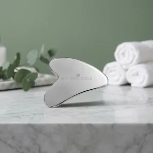 Masseur facial Gua Sha en acier inoxydable en forme de cœur, style médiéval, application manuelle sur le visage en cuivre, provenant de l'Uttar Pradesh - Product Image 1