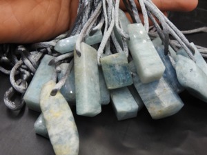 Colgante de aguamarina tallada lateralmente - Gema natural - Pulido liso - Forma elegante - Piedra suelta hecha a mano - PMEGEMSBEADS CJ1-35-40MM - Product Image 6