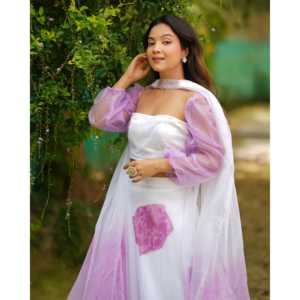 ชุดเลเฮนกาผ้าออร์แกนซ่าสีขาวทรงเอไลน์ แบรนด์ Shaurya พร้อมเสื้อครอปแขนพองทรงเอวธรรมชาติ คอแบบไร้สาย และลายเพ้นท์ด้วยมือ - Product Image 3