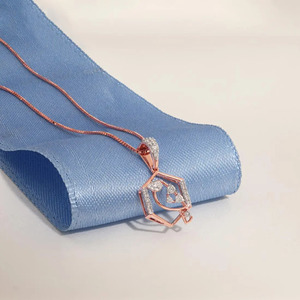 Collar con Colgante de Cadena Dorada con Acentos de Diamantes y Piedras Multicolores en Marco Hexagonal Geométrico - Product Image 5