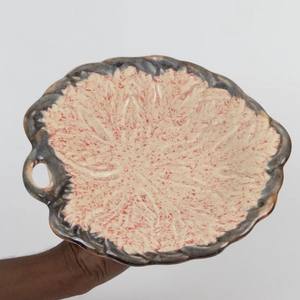 Plato de cerámica hecho a mano con diseño de hojas en relieve, borde esmaltado en azul rústico y asa decorativa lateral para exhibición en mesa. - Product Image 2