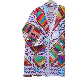 Manteau d'hiver indien Kantha multicolore style universitaire pour fêtes, avec appliques et broderies à la main de lettres, idéal pour la saison hivernale - Product Image 2