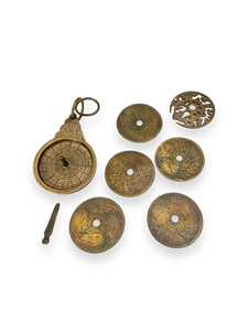 Astrolabe en laiton antique à motif paysager, décoration de bureau, instrument de navigation vintage, objet décoratif de bureau, cadeau de collection - Product Image 3