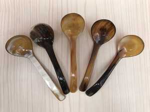 Cucharas de Cuerno Natural de Búfalo Hechas a Mano, Ecológicas, Pulimentadas, Imitación Antigua, Duraderas, con Tema de Ángel, Forma Irregular, para el Hogar - Product Image 1