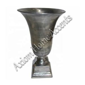 Vase en métal transparent contemporain noir avec esthétique moderne pour le salon et le bureau par Axiom Home Accents - Product Image 6