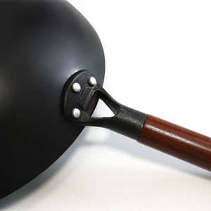 Wok de Acero Inoxidable de Primera Calidad, Grado Comercial, Fondo Redondo, Martillado a Mano, Capacidad de 20L, Mango de Madera, Apto para Lavavajillas - Product Image 5