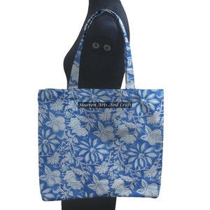 Sac fourre-tout fait à la main en coton carré imprimé de motifs floraux de style Boho Sac à provisions tissé avec logo et motif personnalisé - Product Image 1