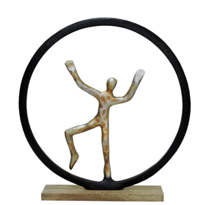 Sculpture contemporaine abstraite de silhouette humaine dansante en aluminium, avec cadre circulaire noir mat sur base en bois de manguier naturel - Product Image 1