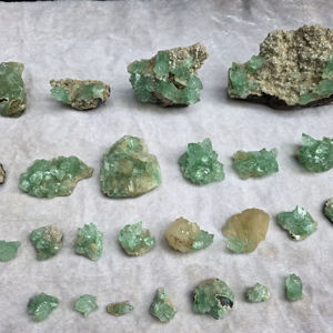 Apofilita Verde Natural y Hermosa con Lote de Minerales de Stilbita, Colección de Especímenes de Cristal Premium para Exhibición, Decoración, Sanación y Regalo - Product Image 1