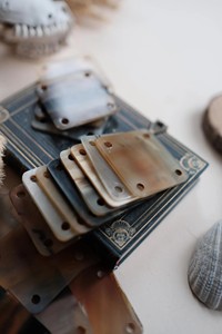 Carte de tissage en corne de buffle polie, toucher réel, forme géométrique, décorations de style animal, disponible en gros à partir de corne naturelle - Product Image 2