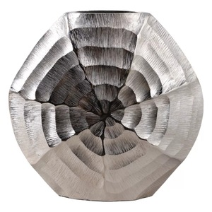 Vase de table en métal contemporain de valeur, fait main, design géométrique, finition argentée, sculpture décorative, hauteur 39 cm - Product Image 5