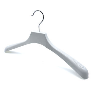 Perchas de Plástico Translúcidas Negras de Alta Calidad para Trajes, Venta al Por Mayor para Exportación, con Logotipo Impreso - Product Image 1