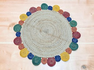 Tapis rond artisanal en jute avec bordure patchwork colorée, style bohème, pour la décoration de salon. - Product Image 1