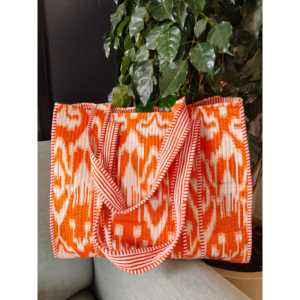 Sac fourre-tout en coton matelassé indien fait main |   Sac fourre-tout promotionnel en tissu réutilisable et écologique. Sac fourre-tout en ikat orange - Product Image 3