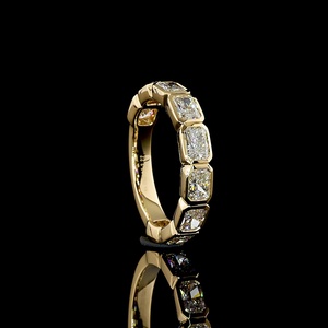 Bague d'éternité de luxe en or massif 18 carats avec diamant taille radiant East West de 2,25 carats certifié IGI, sertie clos, pour mariage et fiançailles - Product Image 4