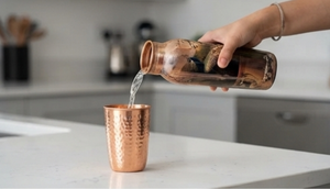 Bouteille d'eau artisanale en cuivre à motif paon, design vintage, élégante, écologique, avec couvercle et isolation thermique pour l'hydratation quotidienne – Idée cadeau - Product Image 4