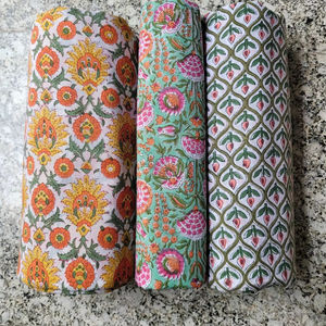 ผ้าฝ้ายแท้ 100% พิมพ์ลายด้วยมือ ระบายอากาศได้ดี ขายดีในปี 2025 เหมาะสำหรับตัดเย็บชุดเด็กผู้หญิง วัสดุเย็บผ้าจากโรงงาน - Product Image 1