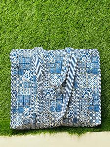 Sac fourre-tout patchwork bleu et blanc style bohème – Grand sac à bandoulière matelassé en coton, sac de shopping et de voyage réutilisable avec poignée rayée - Product Image 3