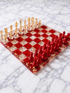 Jeu d'échecs moderne en résine écologique fait main, pièces noires translucides, plateau de jeu de luxe, artisanat en résine personnalisable - Product Image 1