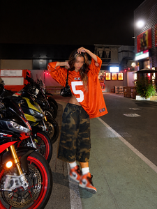 Maillot de football américain orange pour femme, coupe oversize, en mesh, avec impression de numéro personnalisée, style streetwear, chemise de sport, OEM ODM, vente en gros - Product Image 3