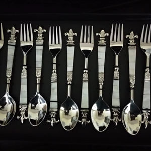 Juego de Cubiertos Metálicos Modernos para Boda, Juego de Cubiertos de Acero Inoxidable Plateado, Diseño Moderno, Cubiertos de Alta Calidad con Acabado Espejo - Product Image 1