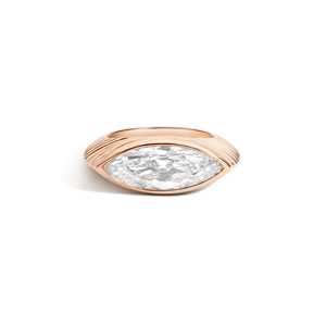 Bague de fiançailles solitaire de luxe en or 14K avec diamant de laboratoire CVD IGI taille marquise serti clos, 2,5 carats, texturé et effilé, style East West - Product Image 5