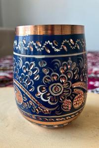 Verre à boire en cuivre pur gravé avec un motif floral noir, parfait pour servir de l'eau aux invités et pour une utilisation à la maison. - Product Image 5