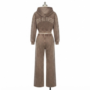 Conjunto de chándal de dos piezas para mujer: Sudadera con capucha corta con cremallera y detalles de pedrería con lavado ácido y pantalones de chándal de pierna ancha - Product Image 3