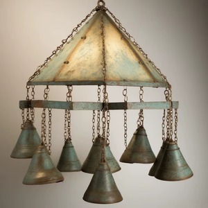 Lámpara de Araña Triangular de Bronce Hecha a Mano, Personalizable al por Mayor, con Campanas Colgantes, Decoración de Interiores, Escultura Artística - Product Image 1