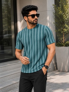 เสื้อยืดแขนสั้นผู้ชายลายทาง OEM ผลิตจากผ้าโพลีคอตตอน แห้งเร็ว เป็นมิตรต่อสิ่งแวดล้อม ทรงปกติ เหมาะสำหรับใส่ลำลอง - Product Image 3