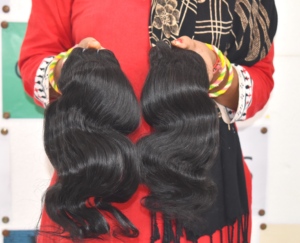 Extensions de cheveux naturels bruts en gros, 100 % vierges indiens Remy, non traités, noirs naturels, ondulés, double trame machine - Product Image 2