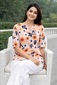 Ensemble Kurta pour femmes à imprimé floral pêche avec palazzo blanc, manches 3/4, coupe ample, tenue indienne décontractée - Product Image 3