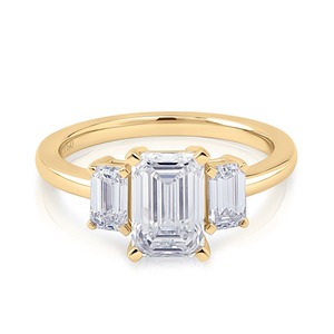 Anillo de Compromiso de Tres Piedras con Diamante Cultivado en Laboratorio de Corte Esmeralda de 5.80CT, Oro Amarillo, Joyería Fina Personalizada para Bodas, Venta al Por Mayor - Product Image 1