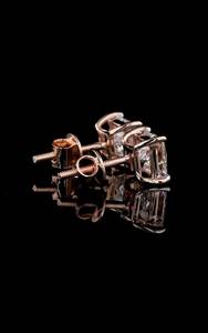 Par de pendientes clásicos de boda para hombre con diamantes cultivados en laboratorio de corte princesa de 0.50 CTW |   Oro de 9 quilates |   Rosa Blanca/Oro Amarillo |   Rudakiya | - Product Image 3