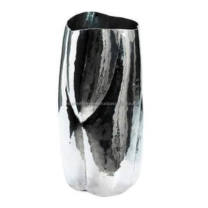 Vase à fleurs en métal au design raffiné, améliorant l'esthétique intérieure grâce à des proportions équilibrées et une texture métallique - Product Image 1