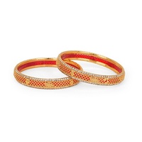 Bracelet en métal doré d'inspiration luxueuse avec bordure décorative en pierres ajourées et finition incrustée pour les mariages et les événements festifs