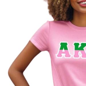   T-shirt rose pour femme, tee-shirt à manches courtes avec lettres grecques, tee-shirt décontracté d'été pour l'université, vêtements de sororité - Product Image 2