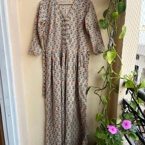 ชุดเดรสพิมพ์ลายด้วยมือ ผ้าฝ้ายอินเดีย เดรสยาว ชุดเดรสผ้าฝ้ายอินเดีย คอวี แขนยาว พิมพ์ลายดอกไม้ ชุดเดรสยาวแม็กซี่สำหรับผู้หญิง - Product Image 1