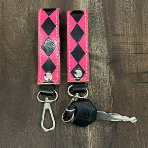 Expo de Mars 2026 – Porte-clés en cuir de vachette à carreaux personnalisé avec fermoir métallique, idéal pour un usage quotidien ou comme cadeau - Product Image 4