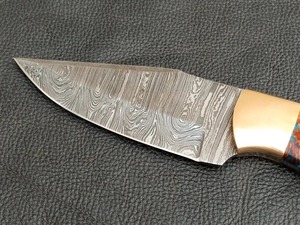 Couteau de chasse/camping artisanal en acier Damas à pointe droite, manche en résine, fourreau en cuir de 3 mm, OEM/ODM/OBM disponible, personnalisable - Product Image 3