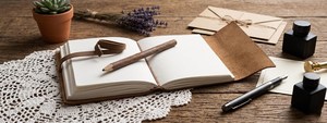 Carnet en cuir fait main avec motif plume, carnet d'écriture vintage, journal de voyage rustique, carnet de croquis, cadeau pour écrivains et voyageurs - Product Image 3