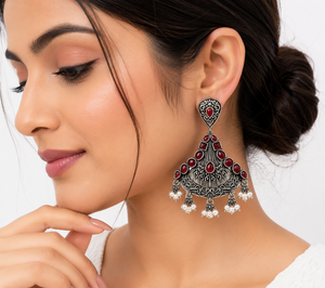 Boucles d'oreilles classiques en laiton, motif floral, argent oxydé, pierre rouge, vente en gros |   Boucles d'oreilles pendantes de qualité supérieure |   Usine directe - Product Image 2