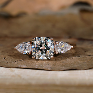 Bague de fiançailles à trois pierres en moissanite taille coussin, pierres latérales en forme de poire, plaqué or rose, certifiée IGI, pour mariage, anniversaire, mariée - Product Image 1