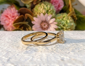 Lurba Jewels - Juego de Anillos de Compromiso y Boda de Moissanita con Corte Ovalado de 1.50 Quilates, con Engaste de Puntas, Estilo Lujoso, Oro Amarillo Real de 14k - Product Image 2